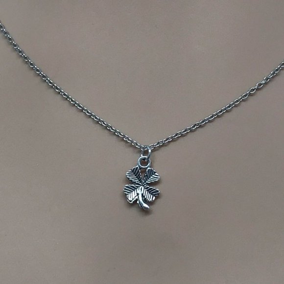 Petite 🍀 Clover Shamrock Good Luck Charm - Picture 1 of 9